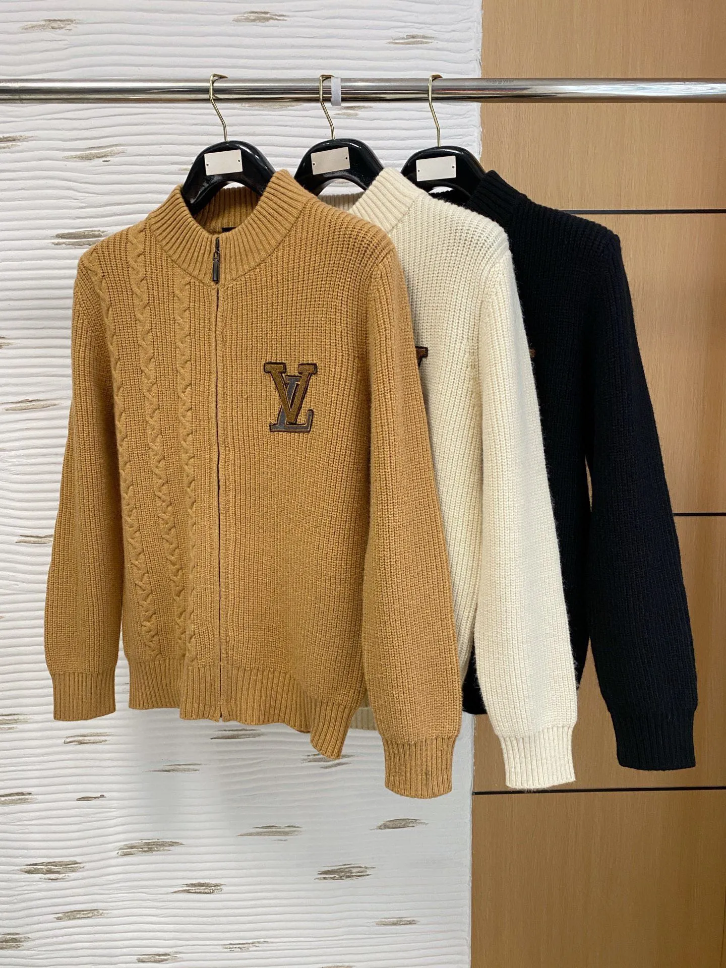 🅿️540 【LV Louis Vuitton】Autumn and winter classic cardigan sweater, in full condition! ! ! Wool blended fabric, the latest model in 2025, golden ratio! ! Slim-fitting soft gold, versatile and practical item, the combination and practicality are extremely powerful, simple and elegant, and classy! To create your own style, it is highly recommended to buy it in two colors. The standard slim fit tailoring process is suitable for both young and old men. It is knitted from wool and will not cause any discomfort! While keeping warm, it is stylish, textured and wearable, and the classic logo with contrasting colors on the chest feels in place! ! Recommended for regular customers! ! Size M-3XL (maximum wear: 190 pounds)